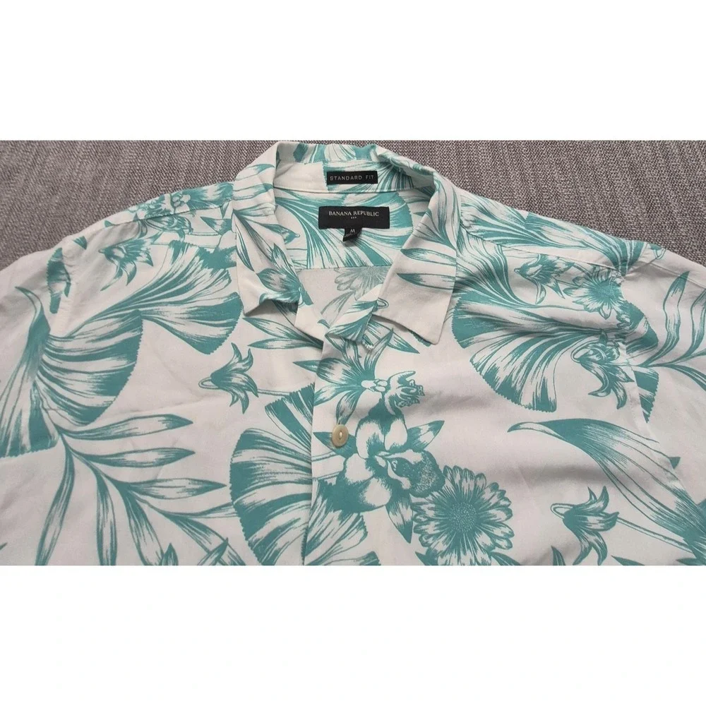 Banana Republic men's white button up blue tropical print short sleeve shirt Med